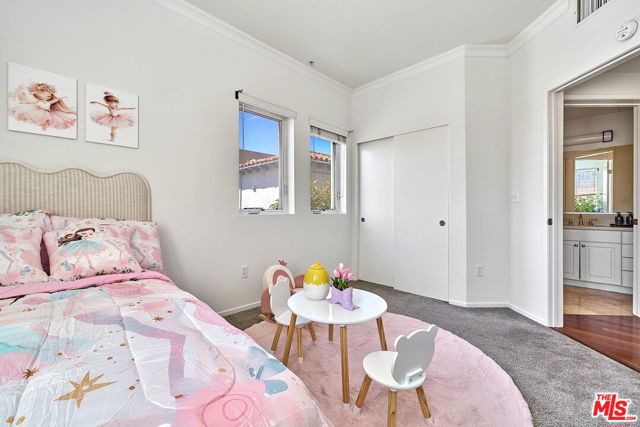 906 S Serrano Avenue, Los Angeles CA: https://media.crmls.org/mediaz/59050b52-e61a-4fef-9c8f-2e0f8ef6d79c.jpg