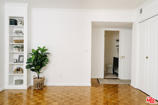 1242 S Barrington Avenue, Los Angeles CA: https://media.crmls.org/mediaz/5905b8f8-8418-48f1-a686-3ad89e0d646d.jpg