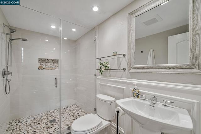 732 Graham Ct, Danville CA: https://media.crmls.org/mediaz/5905e630-77f8-4ccd-8bd2-1753c2b41be8.jpg