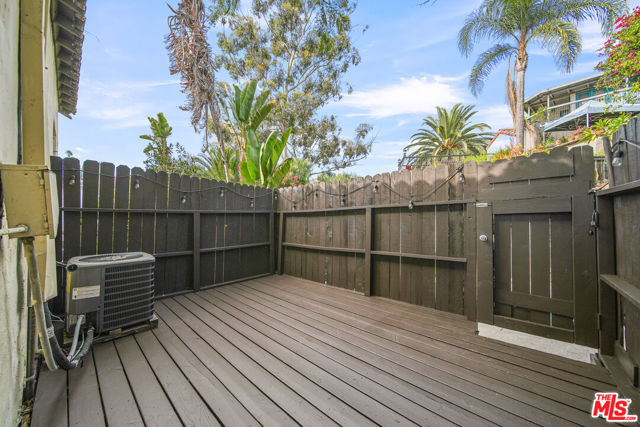 6686 Emmet Terrace, Los Angeles CA: https://media.crmls.org/mediaz/59061981-9a38-49c1-98c4-a001ee56a196.jpg