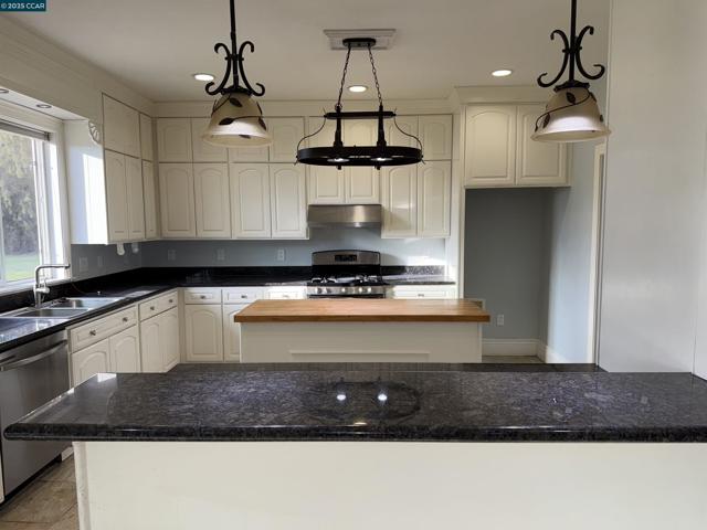 14051 State Highway 4, Byron CA: https://media.crmls.org/mediaz/5907dcf5-7ccf-4ab3-b1eb-0179faa1985b.jpg