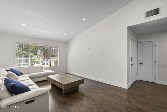 459 Mark Drive, Simi Valley CA: https://media.crmls.org/mediaz/59084534-4c47-4038-98b0-9f8468bafc3a.jpg