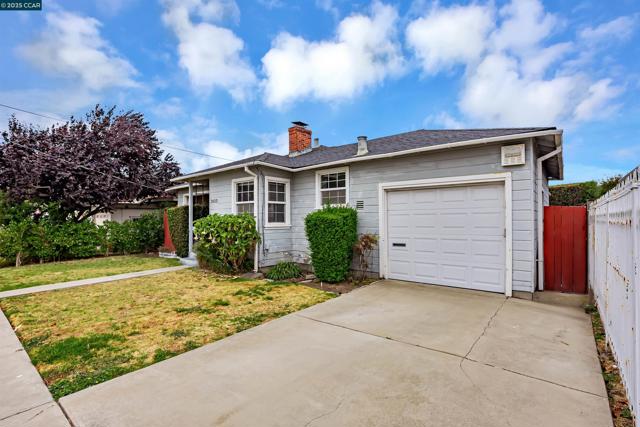 2633 Humphrey Ave, Richmond CA: https://media.crmls.org/mediaz/5908a61a-9bb9-4f28-8687-a67e6495a3e7.jpg