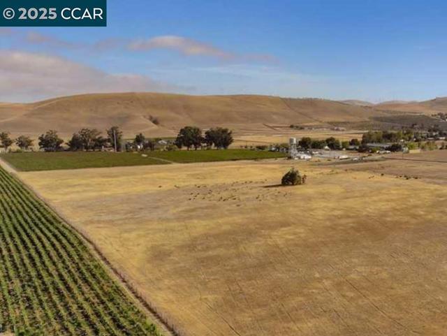 8901 Tesla Rd, Livermore CA: https://media.crmls.org/mediaz/59091d10-b7ff-4eaf-b398-2cf0aadfcb36.jpg