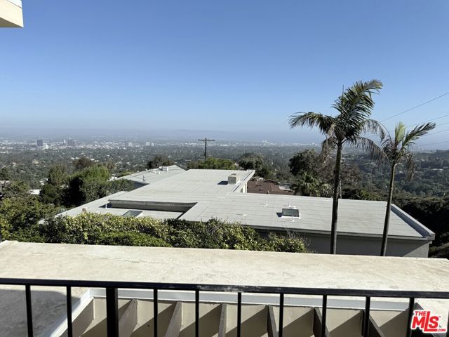 1475 N Kenter Avenue, Los Angeles CA: https://media.crmls.org/mediaz/590a2551-306d-4603-966a-606c14d09d00.jpg