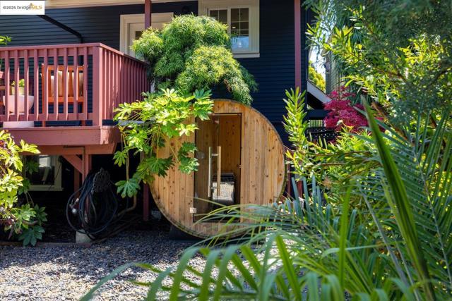 824 Arlington Avenue, Oakland CA: https://media.crmls.org/mediaz/590aa9d6-aeec-4384-8f3a-d0c17b9166cb.jpg