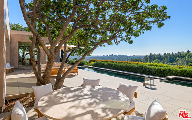 1016 N Hillcrest Road, Beverly Hills CA: https://media.crmls.org/mediaz/590b8c1a-10cf-4883-8c13-f647706b84c5.jpg