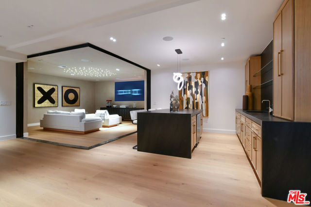 112 S Valley Street, Toluca Lake CA: https://media.crmls.org/mediaz/590b9741-f740-4d77-8c67-a3c05d918379.jpg