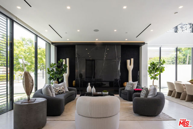 137 S Wetherly Drive, Beverly Hills CA: https://media.crmls.org/mediaz/590c18eb-a31c-4b13-abc4-8e1f5cbf11d8.jpg