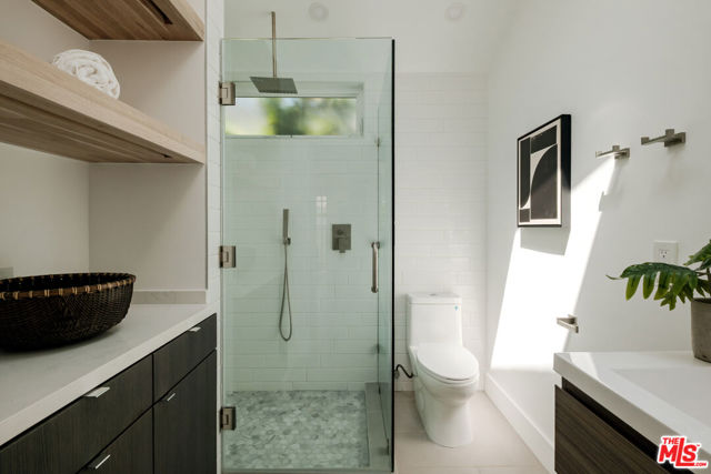 856 858 Coeur D Alene Avenue, Venice CA: https://media.crmls.org/mediaz/590c48d6-ef01-44c5-a1ae-0e621525e9de.jpg