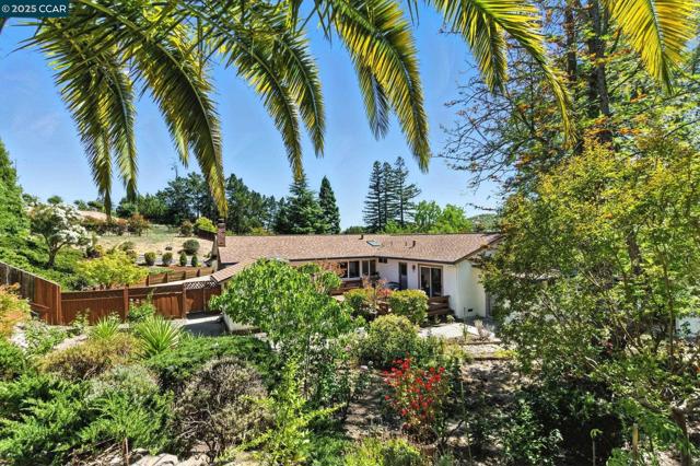 3824 Via Granada, Moraga CA: https://media.crmls.org/mediaz/590c9447-a29e-4289-895c-61d5f7142b38.jpg