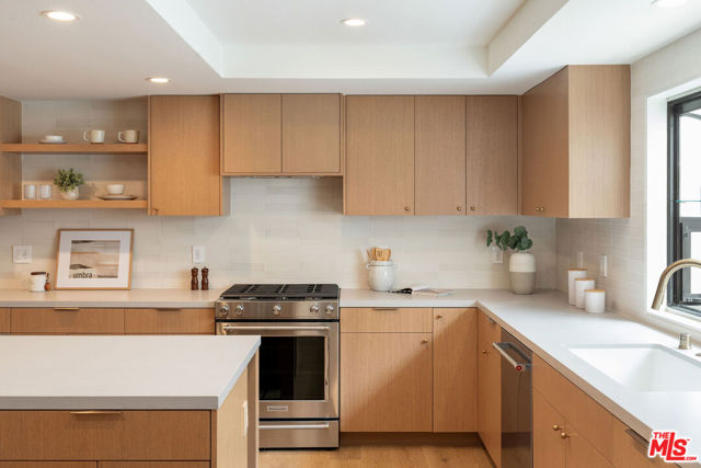 13245 Fiji Way, Marina del Rey CA: https://media.crmls.org/mediaz/590d772e-d1f1-400c-9a79-4fc8bd65e198.jpg