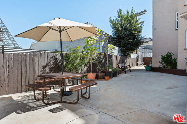 5320 W Olympic Boulevard, Los Angeles CA: https://media.crmls.org/mediaz/590e189d-85f1-46ca-827b-4cf2d4c71cb4.jpg
