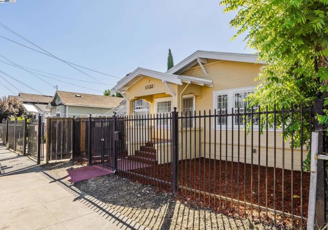 1322 83Rd Ave, Oakland CA: https://media.crmls.org/mediaz/590fdfd0-45df-40f8-a9c9-2e05433c3433.jpg