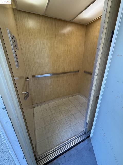 3877 Howe St, Oakland CA: https://media.crmls.org/mediaz/5910a172-ad37-4cd4-adeb-109a8ce9bef2.jpg