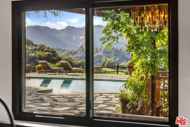 1551 Penny Road, Topanga CA: https://media.crmls.org/mediaz/5910e255-760b-43da-8fa3-dccc54e24340.jpg