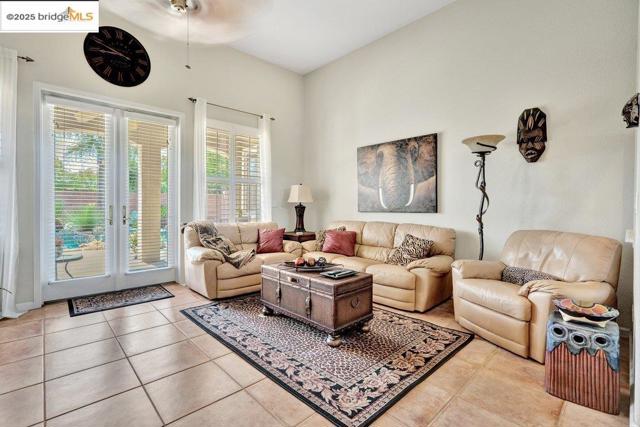 2981 Atherton Pl, Brentwood CA: https://media.crmls.org/mediaz/59117053-4d63-4c44-b124-603968b9362c.jpg