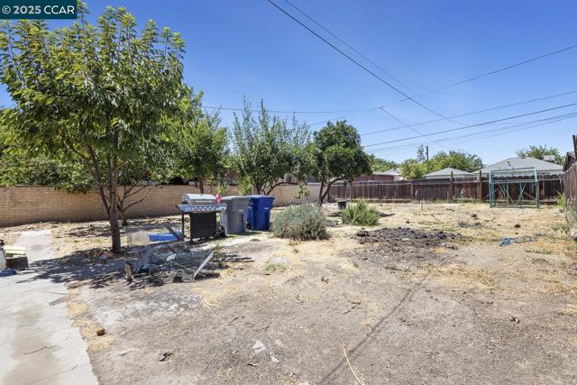 935 E Yosemite Ave, Madera CA: https://media.crmls.org/mediaz/5911c0dc-4b65-40f9-b3c2-03bb4695f986.jpg