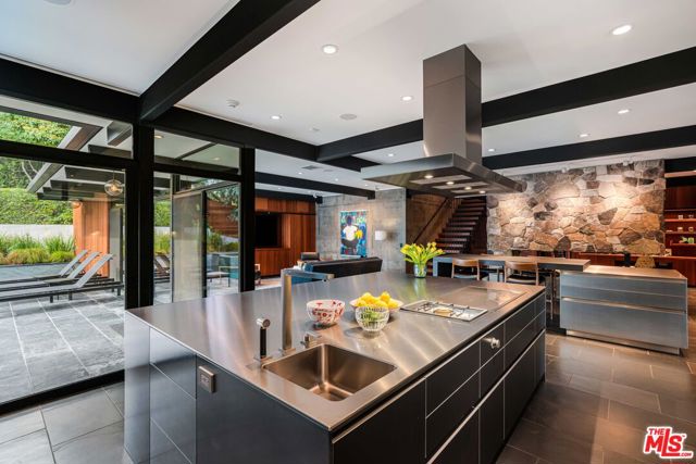 5228 Escalante Drive, La Canada Flintridge CA: https://media.crmls.org/mediaz/5912d13f-38bc-4f1c-b0ad-1f75dc8d49b0.jpg