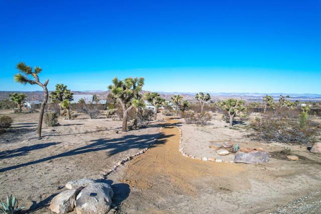 59800 Onaga Trail, Joshua Tree CA: https://media.crmls.org/mediaz/5912d23a-5e08-4d8b-b53a-1a3de220caaf.jpg