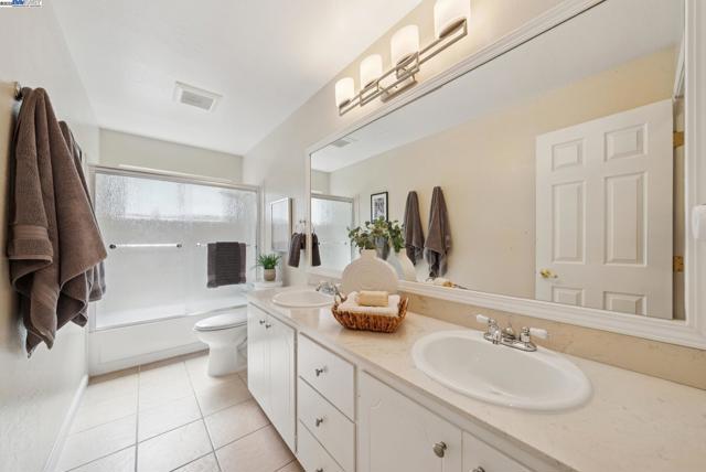 457 Coleen St, Livermore CA: https://media.crmls.org/mediaz/591420e8-8206-490d-97cc-c51a03d5eb05.jpg
