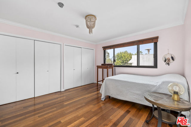 2412 Ocean Avenue, Venice CA: https://media.crmls.org/mediaz/59146cf1-5128-47e7-97ef-6acb32c71a16.jpg