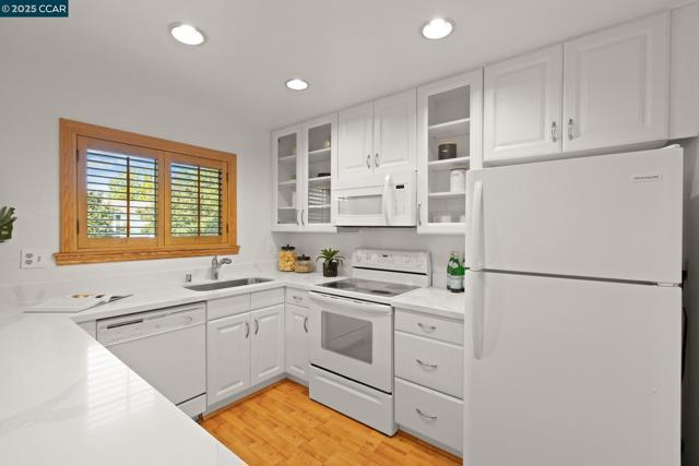 232 Jewel Terrace, Danville CA: https://media.crmls.org/mediaz/5915e260-a6ed-4be4-a0b2-c52f1ca25f3e.jpg