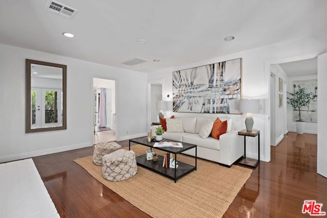 4745 Caritina Drive, Tarzana CA: https://media.crmls.org/mediaz/591624f7-baa1-4578-88d9-ed707b07526d.jpg