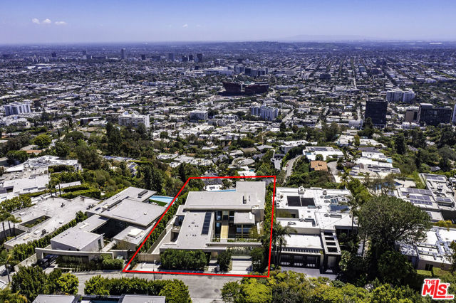 9016 Thrasher Avenue, Los Angeles CA: https://media.crmls.org/mediaz/591631c6-e3a6-4181-9eea-e021daac647d.jpg