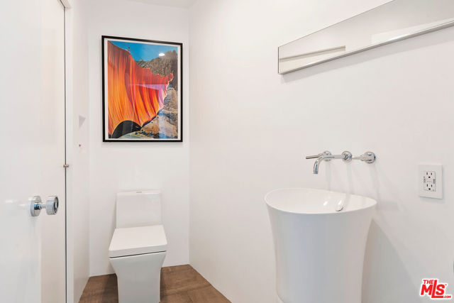 Image 17 of 50 For 270 Palisades Beach Road 203