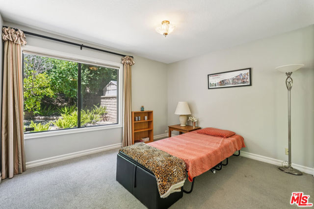2084 Hopewell Court, Thousand Oaks CA: https://media.crmls.org/mediaz/59166a2b-56c3-45e9-8097-0f888a9a976b.jpg