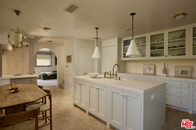 239 W Channel Road, Santa Monica CA: https://media.crmls.org/mediaz/591677e8-d485-4cbe-b4e2-9739209e2838.jpg