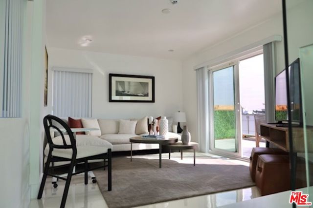 2419 Ocean Front Walk, Venice CA: https://media.crmls.org/mediaz/591713b2-86a6-4599-9e37-868c8dc0417b.jpg