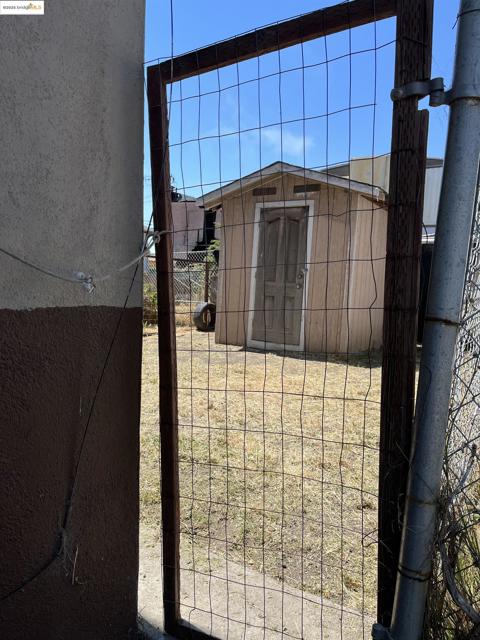 381 S 34Th St, Richmond CA: https://media.crmls.org/mediaz/5917341b-d717-4204-b505-02ddf33d9c1f.jpg
