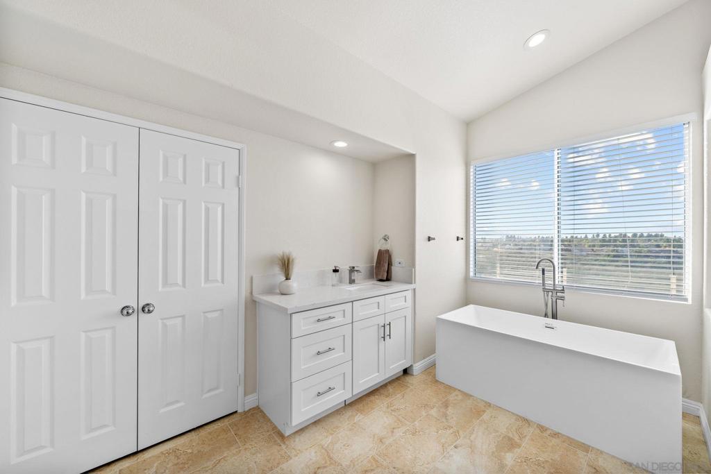 MLS #250027189SD img 25