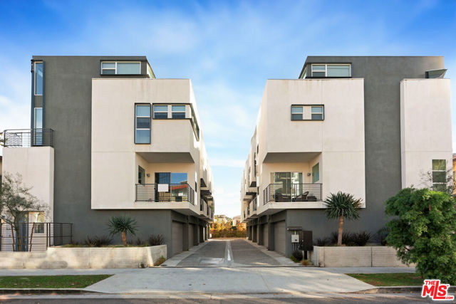 8406 1/2 Blackburn Avenue, Los Angeles CA: https://media.crmls.org/mediaz/5917e53f-672a-42c0-b08a-11be6f3f7ef7.jpg