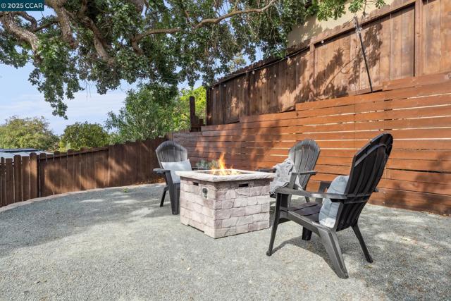 3739 Northridge Dr, Concord CA: https://media.crmls.org/mediaz/5918a6e0-4cd4-4382-89e6-03d50ee3e1d5.jpg