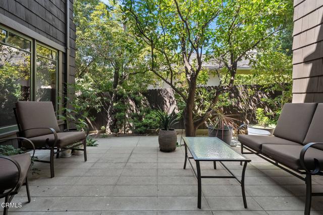 1327 S Oak Knoll Avenue, Pasadena CA: https://media.crmls.org/mediaz/5918d91d-5965-4752-b0ab-0885e0fc55f3.jpg