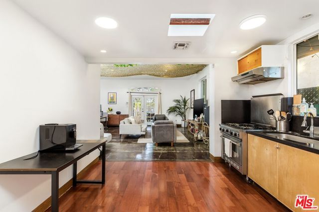 1141 Cabrillo Avenue, Venice CA: https://media.crmls.org/mediaz/5919defb-6ea8-4392-ac61-f31d9030c10a.jpg