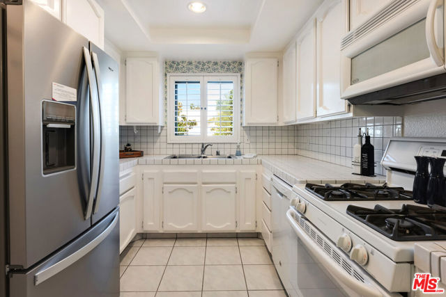 21650 Burbank Boulevard, 211 photo 6