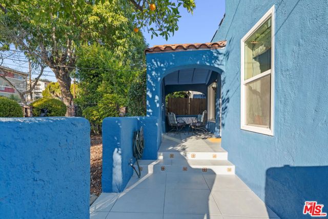 646 N Dillon Street, Los Angeles CA: https://media.crmls.org/mediaz/591a0a56-d85a-4141-a629-02180cf33659.jpg