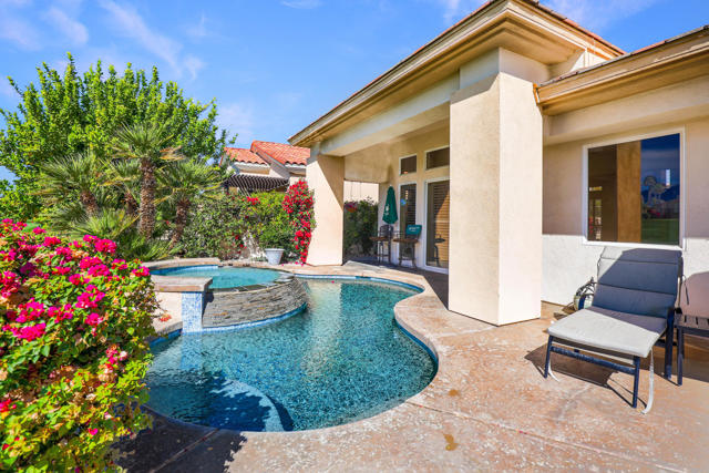 371 Tomahawk Drive, Palm Desert CA: https://media.crmls.org/mediaz/591a6aad-decb-4b3e-bb98-10375b97cdf1.jpg