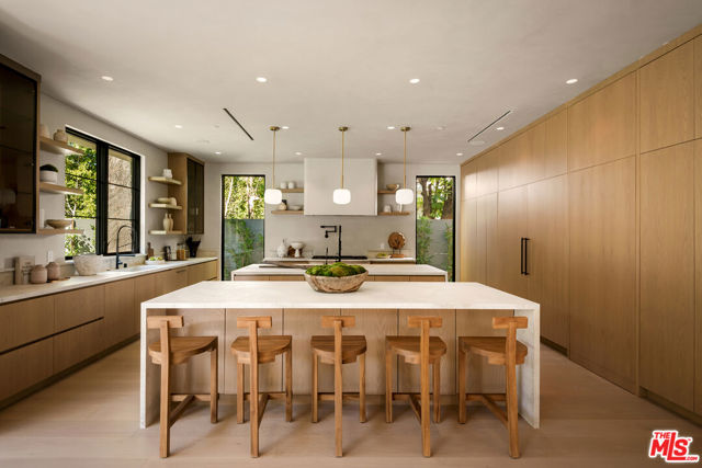 4165 Nagle Avenue, Sherman Oaks CA: https://media.crmls.org/mediaz/591ac66e-2e66-476b-ab3d-566a235abaa8.jpg