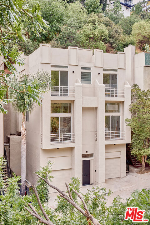 701 Museum Drive, Los Angeles CA: https://media.crmls.org/mediaz/591adc1f-bb8f-459e-93f1-51586b5d81e9.jpg