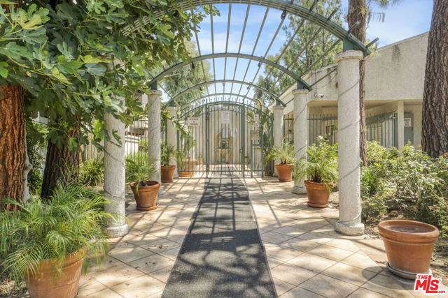 20134 Leadwell Street, Winnetka CA: https://media.crmls.org/mediaz/591c9630-9857-492b-8601-0e66798dc9a0.jpg