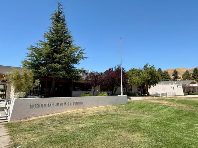 40204 Hacienda Court, Fremont CA: https://media.crmls.org/mediaz/591cd1eb-832c-48a3-bbb6-a949334954b7.jpg