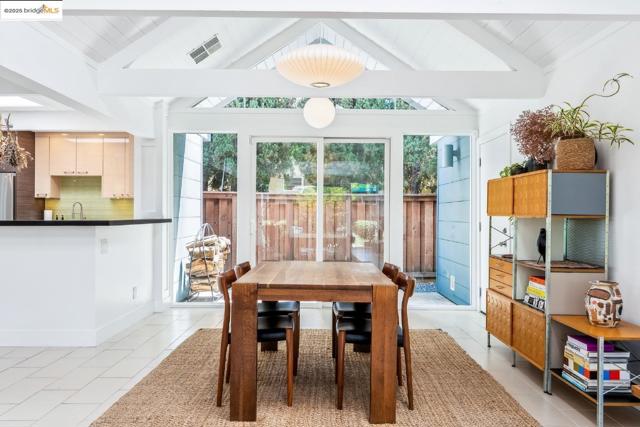 4003 Santa Fe CT, Concord CA: https://media.crmls.org/mediaz/591e0b88-a59b-4305-b791-4b66beae4499.jpg