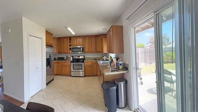 Detail Gallery Image 4 of 13 For 7101 Teasdale Ave., San Diego,  CA 92122 - 3 Beds | 2 Baths