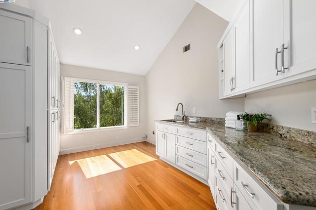 1398 Benedict Ct, Pleasanton CA: https://media.crmls.org/mediaz/591fbf03-017a-4a3b-a185-29df10583bab.jpg