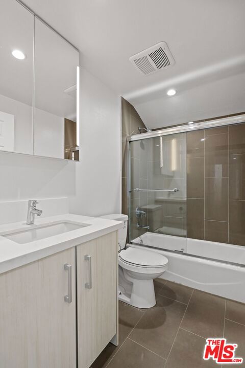 11711 Ohio Avenue, Los Angeles CA: https://media.crmls.org/mediaz/592016e3-e5c8-48a2-8385-30a2f843be50.jpg
